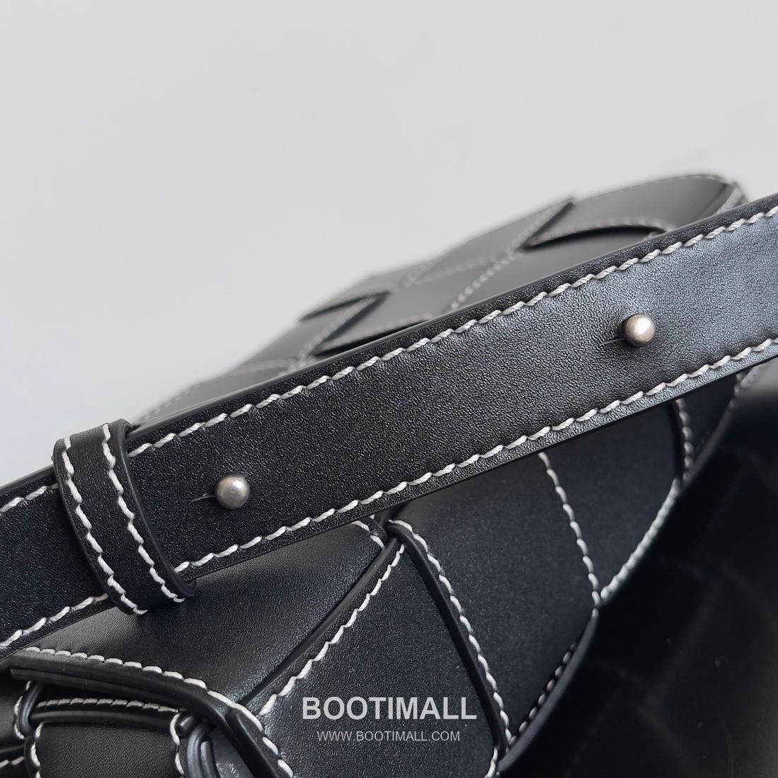 Bottega Veneta Cassette Bag Calfskin Leather Black Shoulder Bag 보테가 베네타 카세트 백 카프스킨 레더 블랙 숄더백 23cm 6