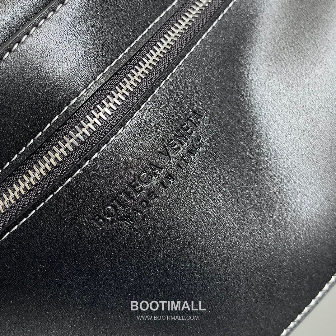 Bottega Veneta Cassette Bag Calfskin Leather Black Shoulder Bag 보테가 베네타 카세트 백 카프스킨 레더 블랙 숄더백 23cm 8