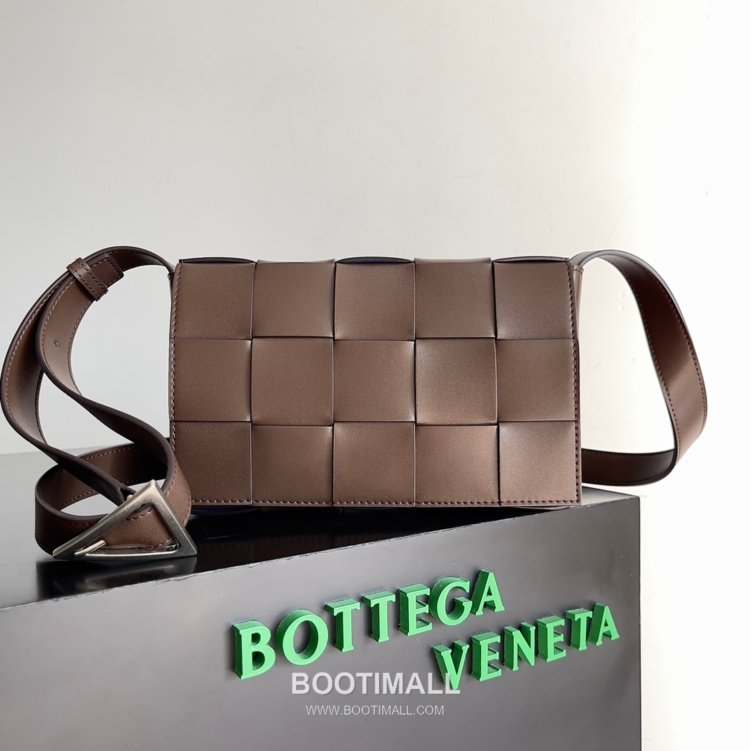 Bottega Veneta Cassette Bag Leather Brown Shoulder Bag 보테가베네타 카세트 백 레더 브라운 숄더백 23cm 1