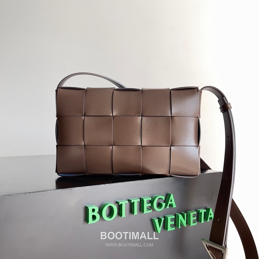 Bottega Veneta Cassette Bag Leather Brown Shoulder Bag 보테가베네타 카세트 백 레더 브라운 숄더백 23cm 3