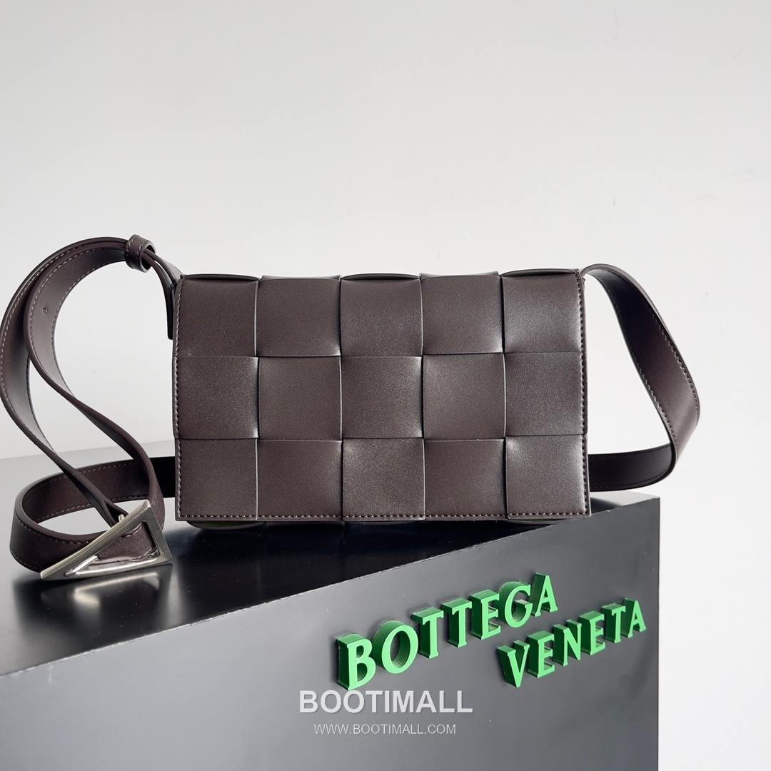 Bottega Veneta Cassette Bag Woven Leather Black Shoulder Bag 보테가베네타 카세트 백 위빙 레더 블랙 숄더백 23cm 1