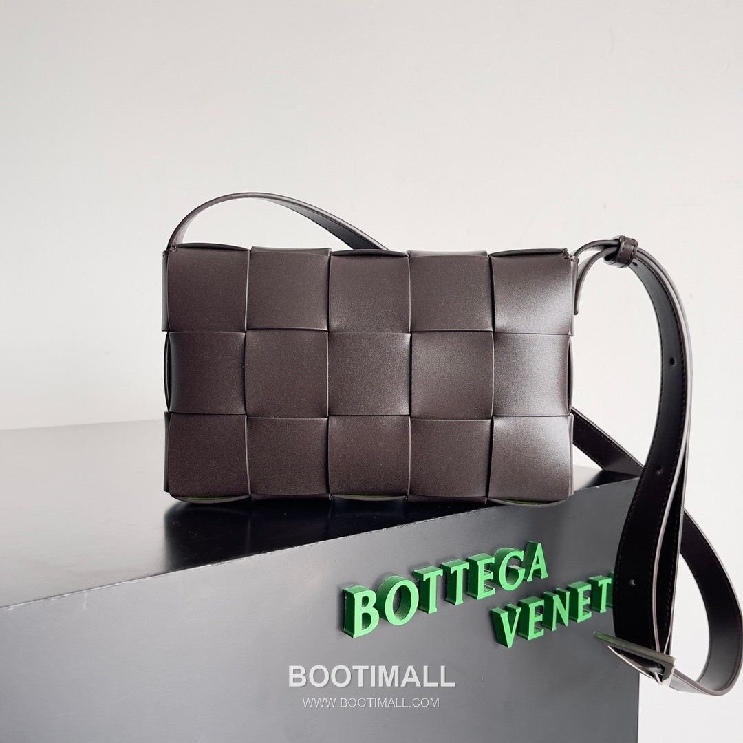 Bottega Veneta Cassette Bag Woven Leather Black Shoulder Bag 보테가베네타 카세트 백 위빙 레더 블랙 숄더백 23cm 2