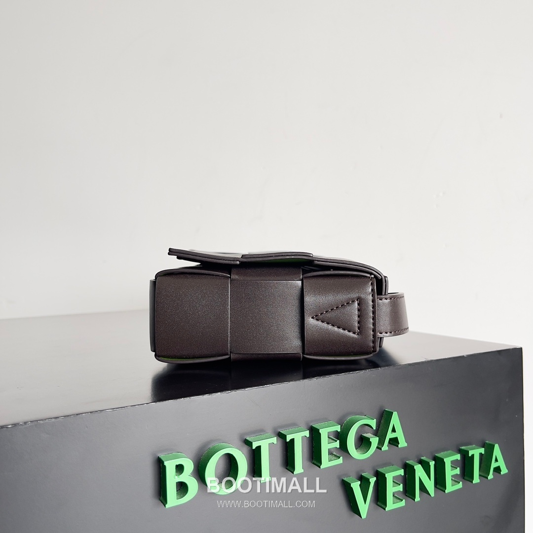Bottega Veneta Cassette Bag Woven Leather Black Shoulder Bag 보테가베네타 카세트 백 위빙 레더 블랙 숄더백 23cm 4
