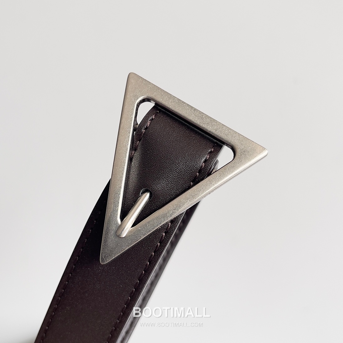 Bottega Veneta Cassette Bag Woven Leather Black Shoulder Bag 보테가베네타 카세트 백 위빙 레더 블랙 숄더백 23cm 5