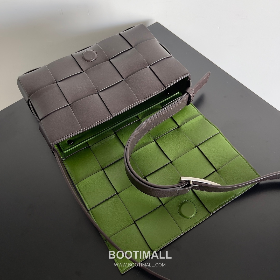 Bottega Veneta Cassette Bag Woven Leather Black Shoulder Bag 보테가베네타 카세트 백 위빙 레더 블랙 숄더백 23cm 6