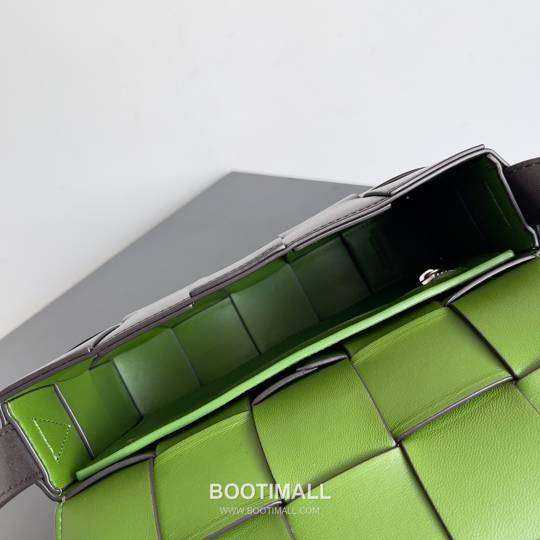 Bottega Veneta Cassette Bag Woven Leather Black Shoulder Bag 보테가베네타 카세트 백 위빙 레더 블랙 숄더백 23cm 7