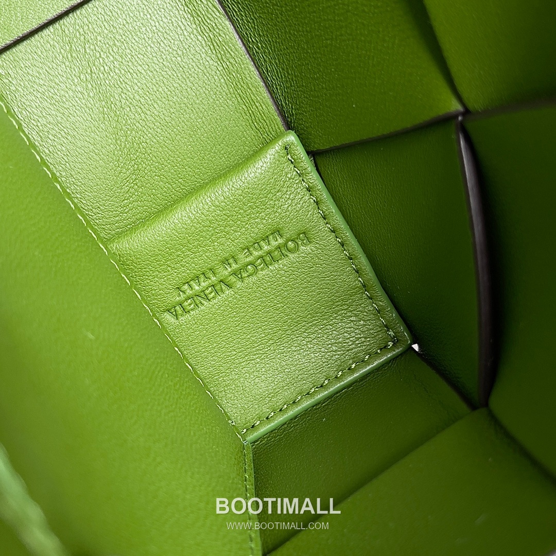 Bottega Veneta Cassette Bag Woven Leather Black Shoulder Bag 보테가베네타 카세트 백 위빙 레더 블랙 숄더백 23cm 8