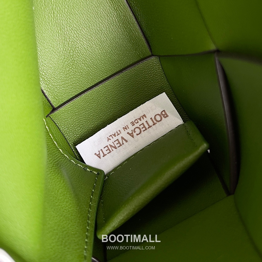 Bottega Veneta Cassette Bag Woven Leather Black Shoulder Bag 보테가베네타 카세트 백 위빙 레더 블랙 숄더백 23cm 9