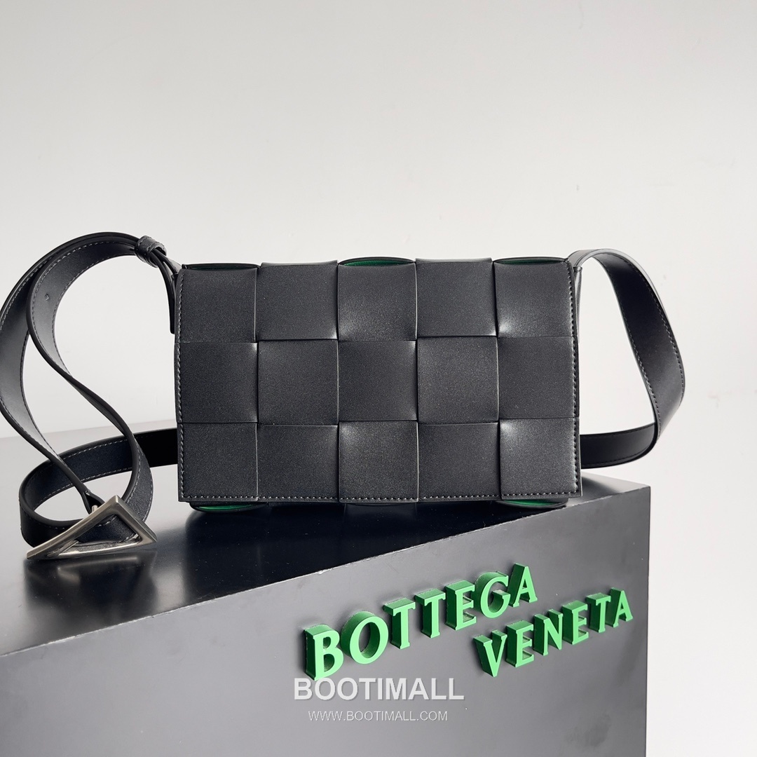 Bottega Veneta Cassette Bag Woven Leather Black Shoulder Bag 보테가베네타 카세트 백 위빙 레더 블랙 숄더백 23cm 1