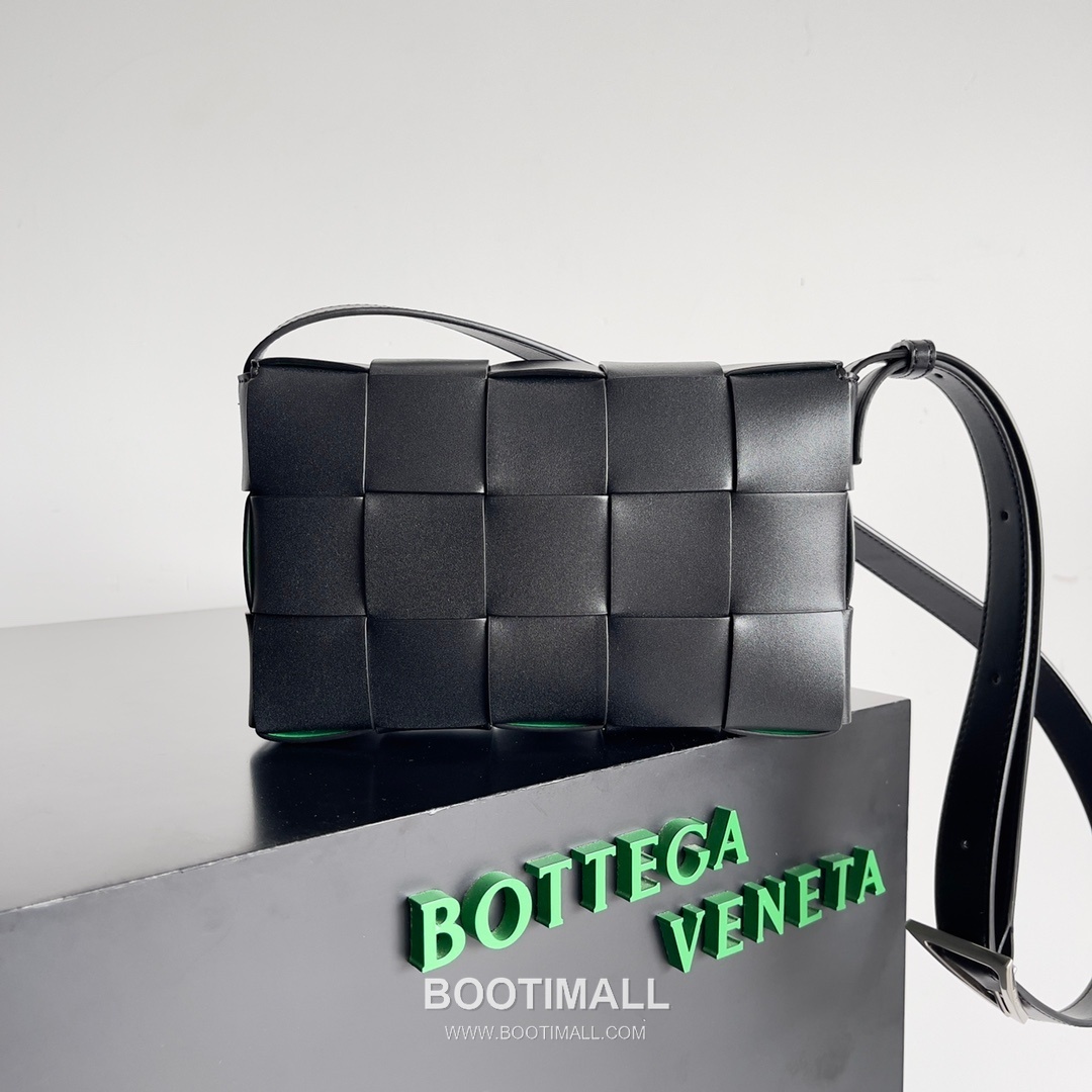 Bottega Veneta Cassette Bag Woven Leather Black Shoulder Bag 보테가베네타 카세트 백 위빙 레더 블랙 숄더백 23cm 2