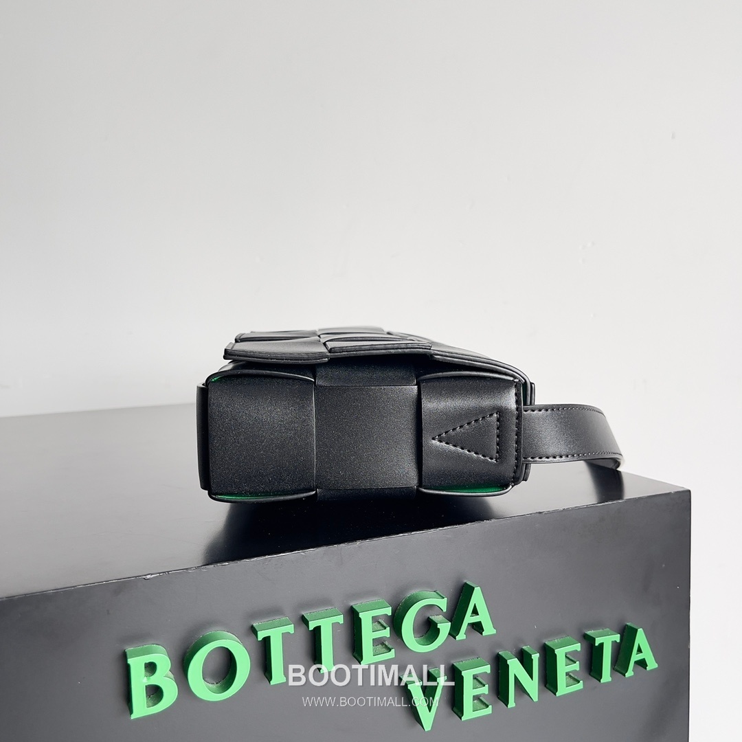 Bottega Veneta Cassette Bag Woven Leather Black Shoulder Bag 보테가베네타 카세트 백 위빙 레더 블랙 숄더백 23cm 3
