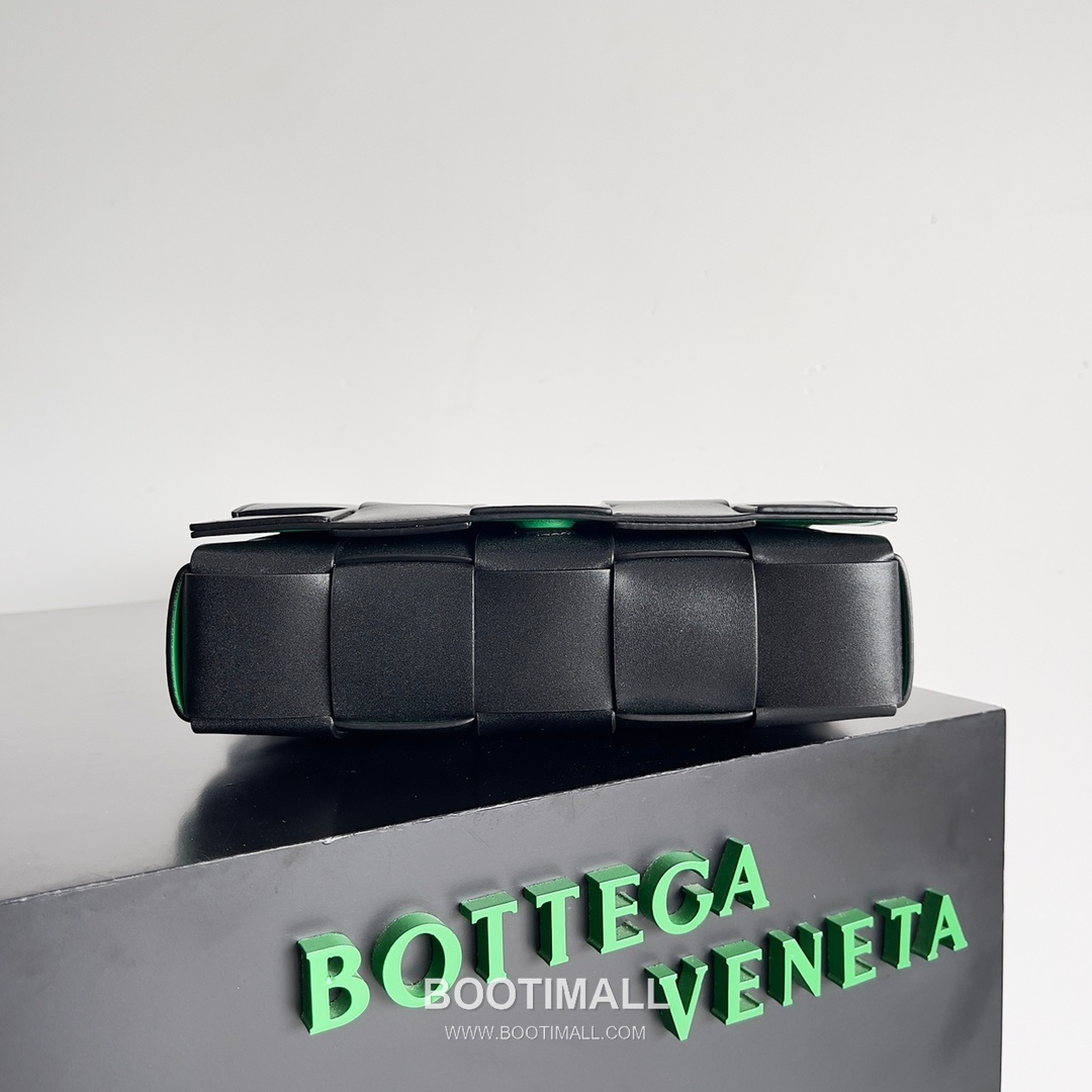 Bottega Veneta Cassette Bag Woven Leather Black Shoulder Bag 보테가베네타 카세트 백 위빙 레더 블랙 숄더백 23cm 4