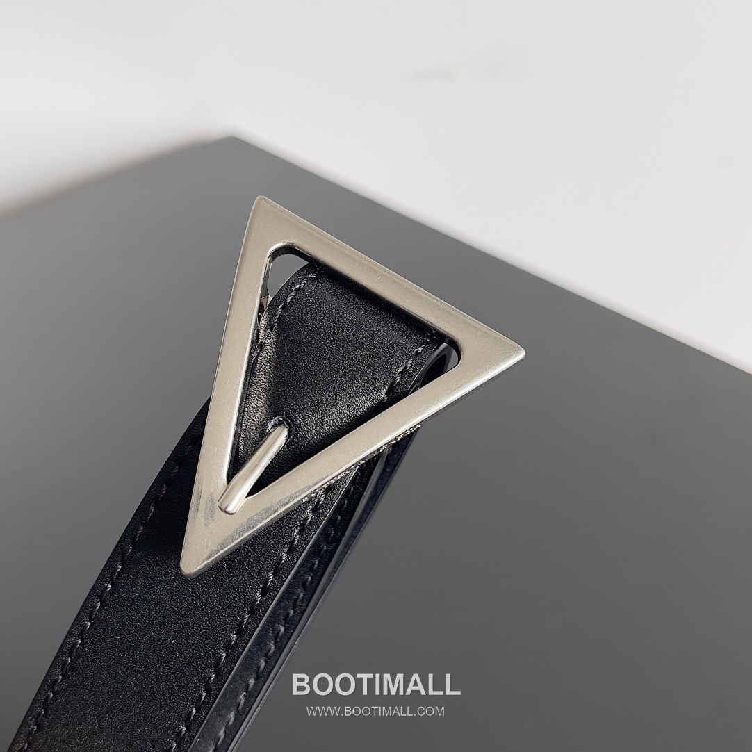 Bottega Veneta Cassette Bag Woven Leather Black Shoulder Bag 보테가베네타 카세트 백 위빙 레더 블랙 숄더백 23cm 5