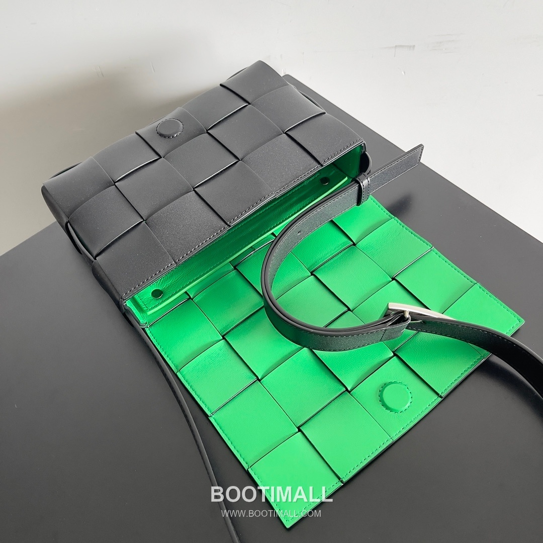 Bottega Veneta Cassette Bag Woven Leather Black Shoulder Bag 보테가베네타 카세트 백 위빙 레더 블랙 숄더백 23cm 6