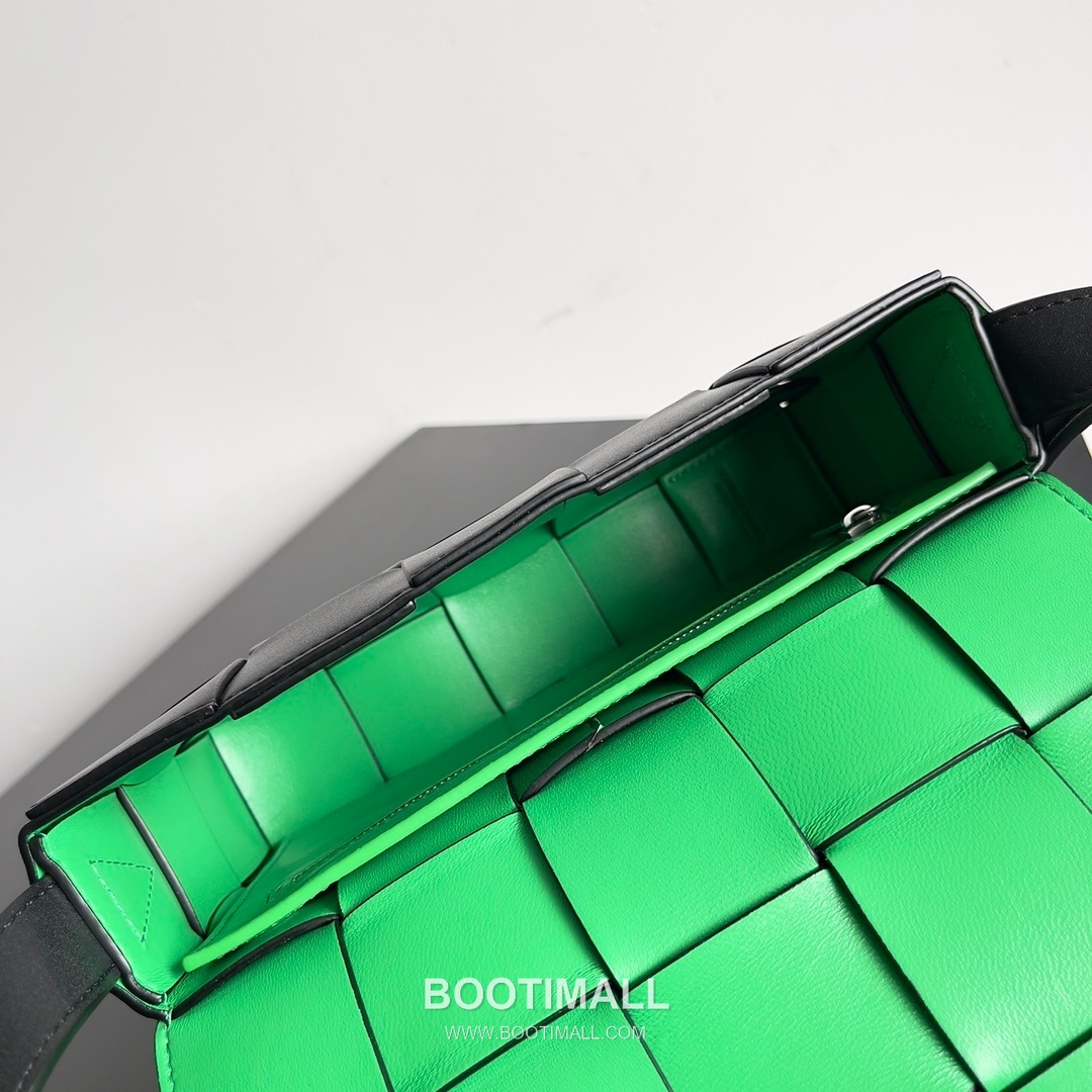 Bottega Veneta Cassette Bag Woven Leather Black Shoulder Bag 보테가베네타 카세트 백 위빙 레더 블랙 숄더백 23cm 7