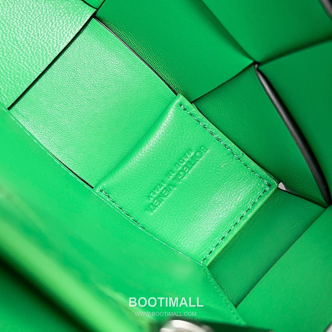 Bottega Veneta Cassette Bag Woven Leather Black Shoulder Bag 보테가베네타 카세트 백 위빙 레더 블랙 숄더백 23cm 8