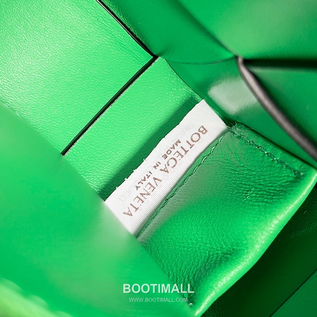 Bottega Veneta Cassette Bag Woven Leather Black Shoulder Bag 보테가베네타 카세트 백 위빙 레더 블랙 숄더백 23cm 9