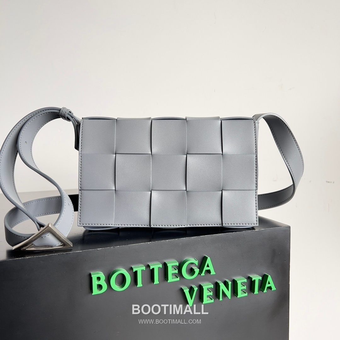 Bottega Veneta Cassette Bag Woven Leather Black Shoulder Bag 보테가베네타 카세트 백 위빙 레더 블랙 숄더백 23cm 1