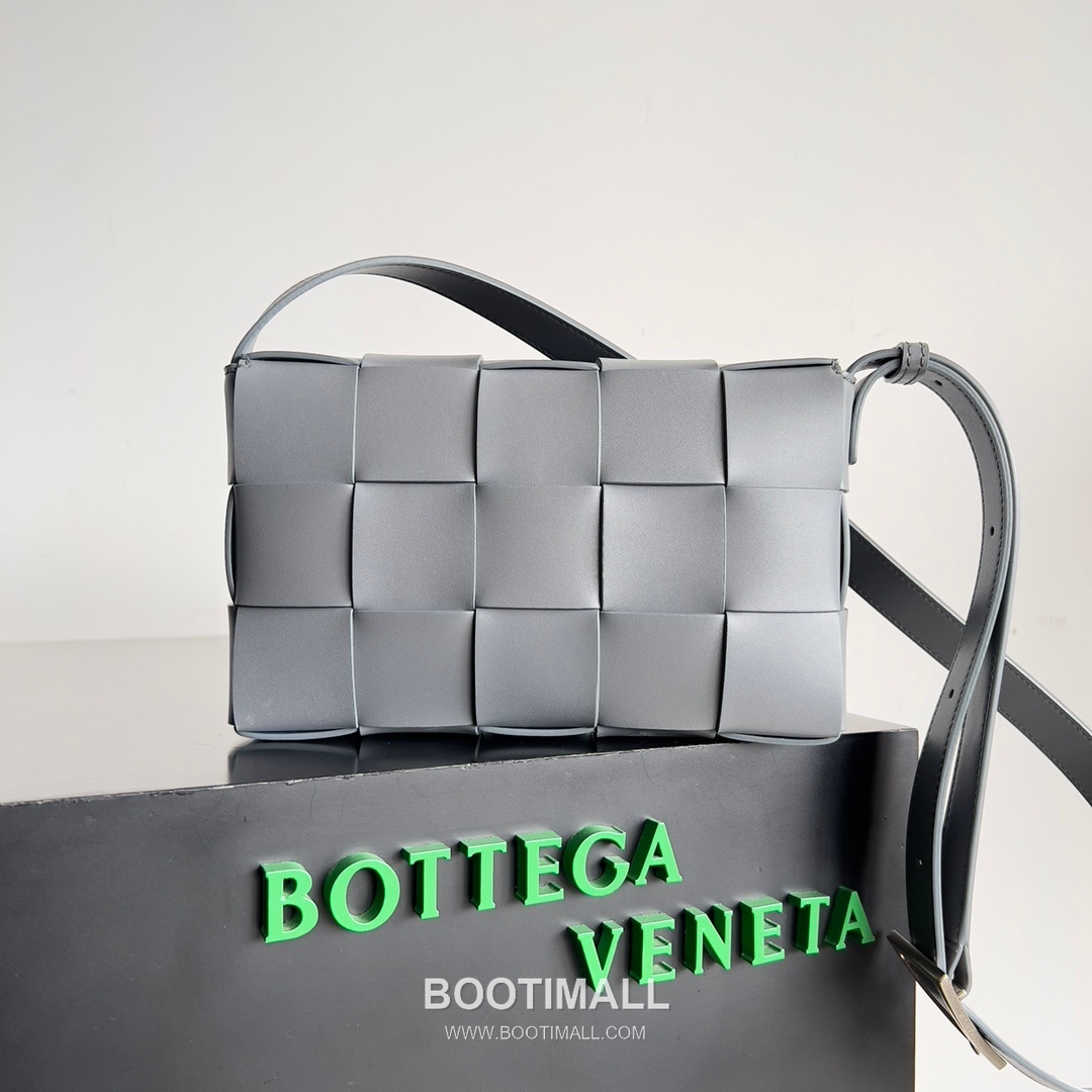 Bottega Veneta Cassette Bag Woven Leather Black Shoulder Bag 보테가베네타 카세트 백 위빙 레더 블랙 숄더백 23cm 2