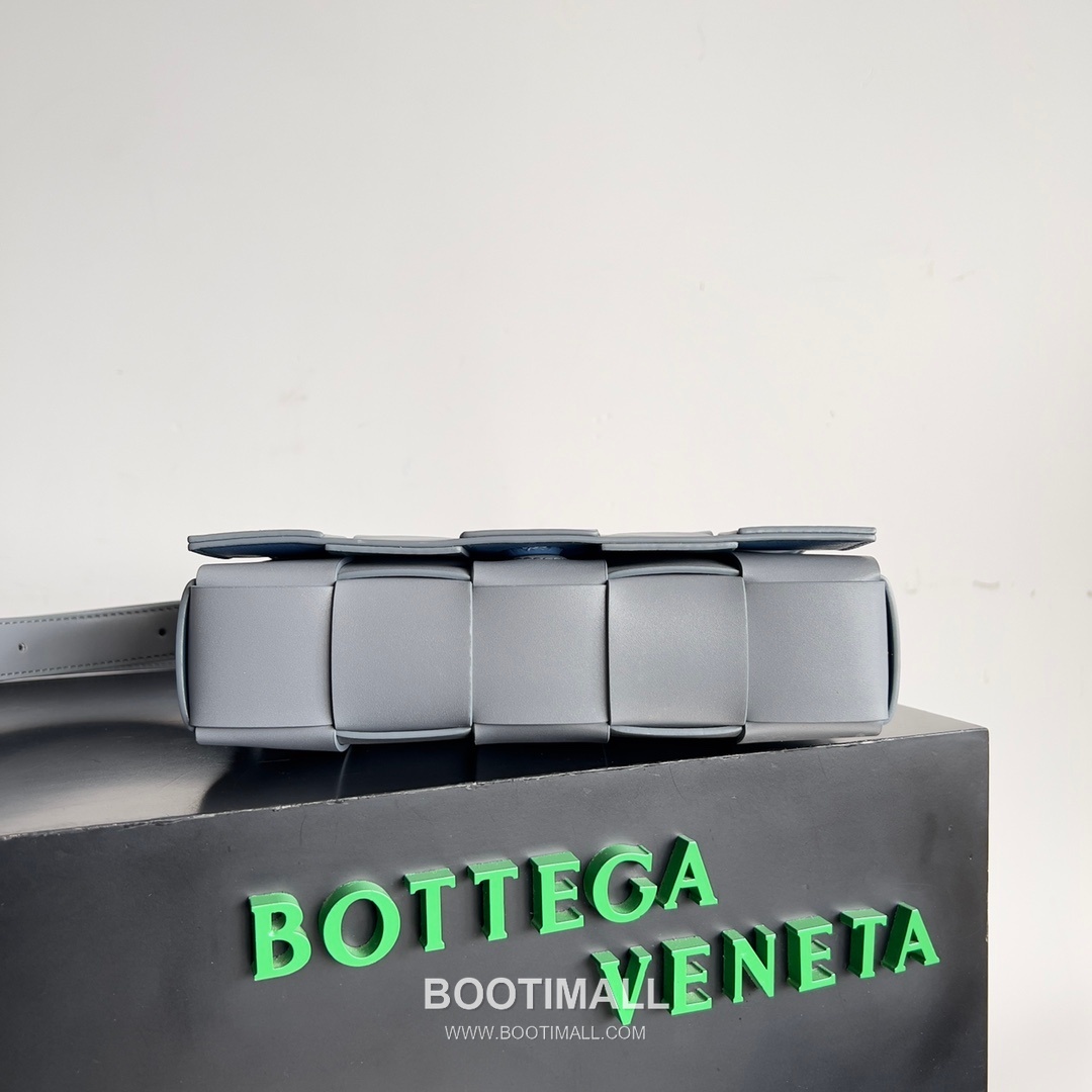 Bottega Veneta Cassette Bag Woven Leather Black Shoulder Bag 보테가베네타 카세트 백 위빙 레더 블랙 숄더백 23cm 3