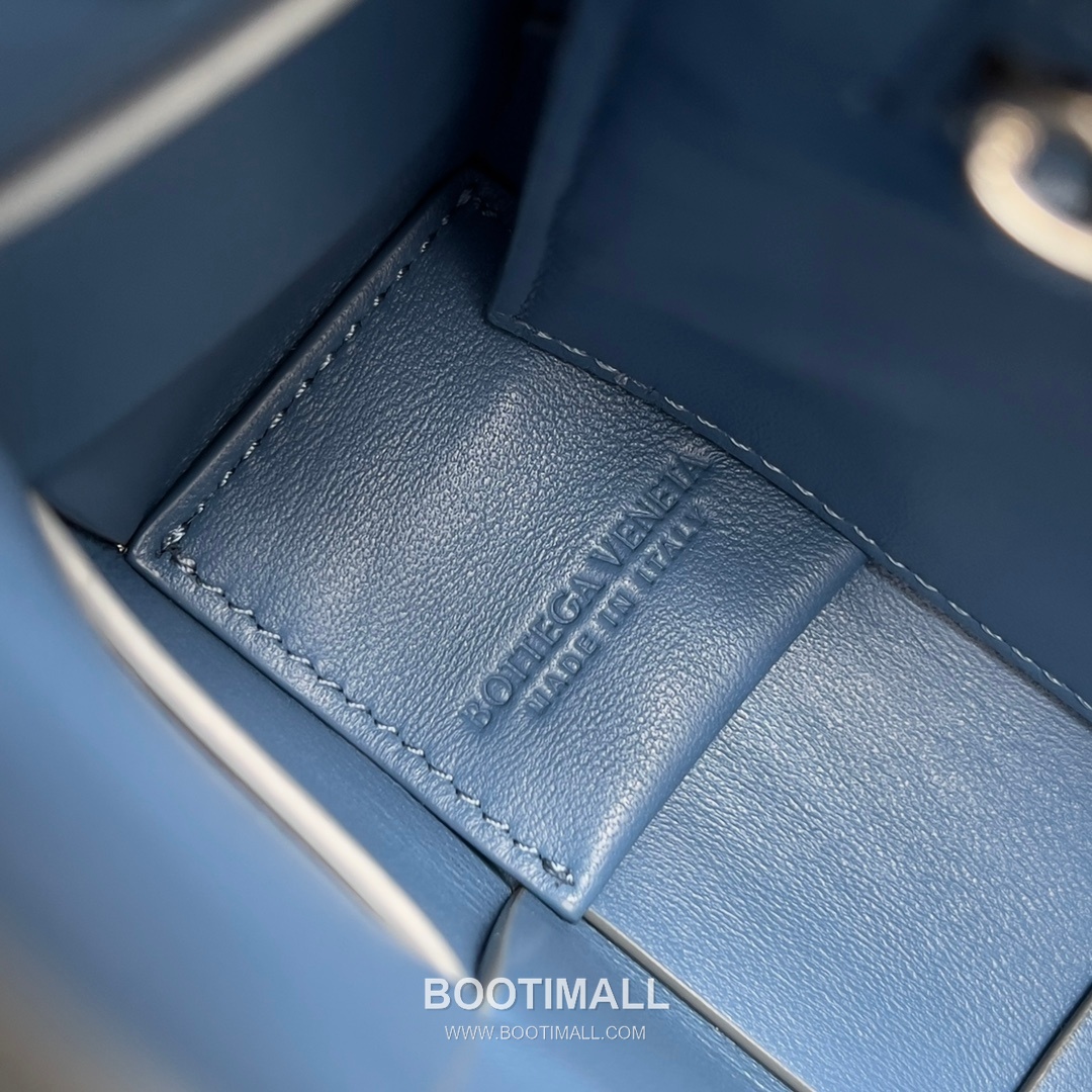 Bottega Veneta Cassette Bag Woven Leather Black Shoulder Bag 보테가베네타 카세트 백 위빙 레더 블랙 숄더백 23cm 8