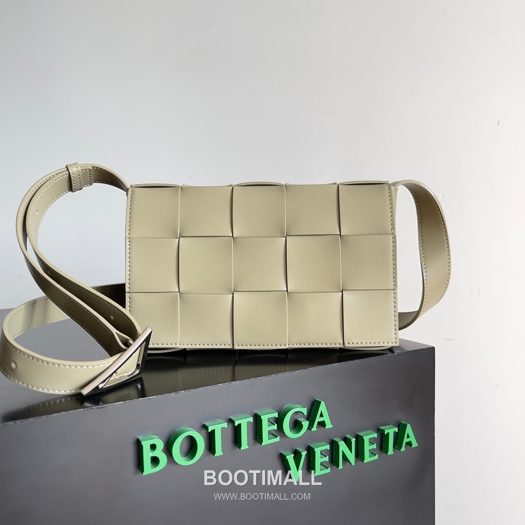 Bottega Veneta Cassette Bag Leather Brown Shoulder Bag 보테가베네타 카세트 백 레더 브라운 숄더백 23cm 1