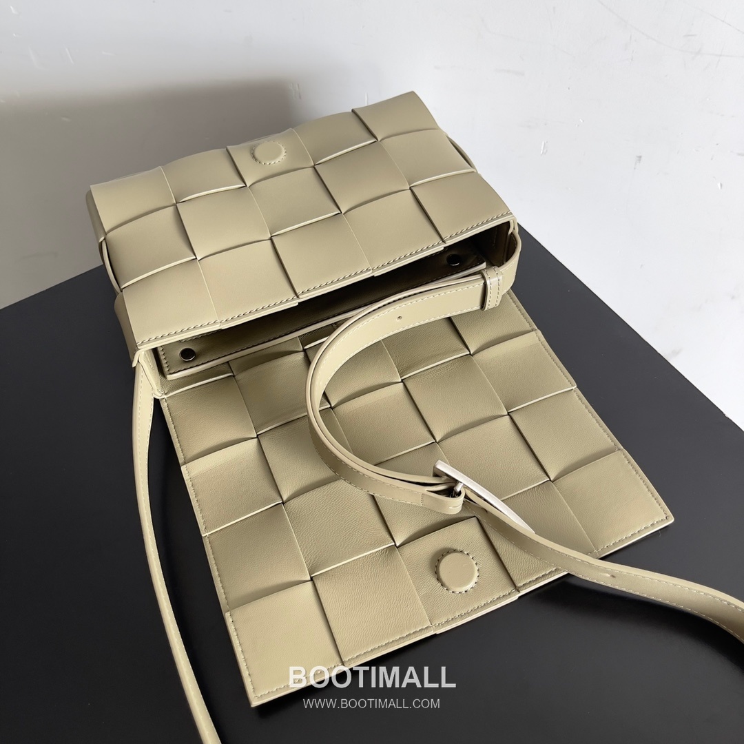 Bottega Veneta Cassette Bag Leather Brown Shoulder Bag 보테가베네타 카세트 백 레더 브라운 숄더백 23cm 6