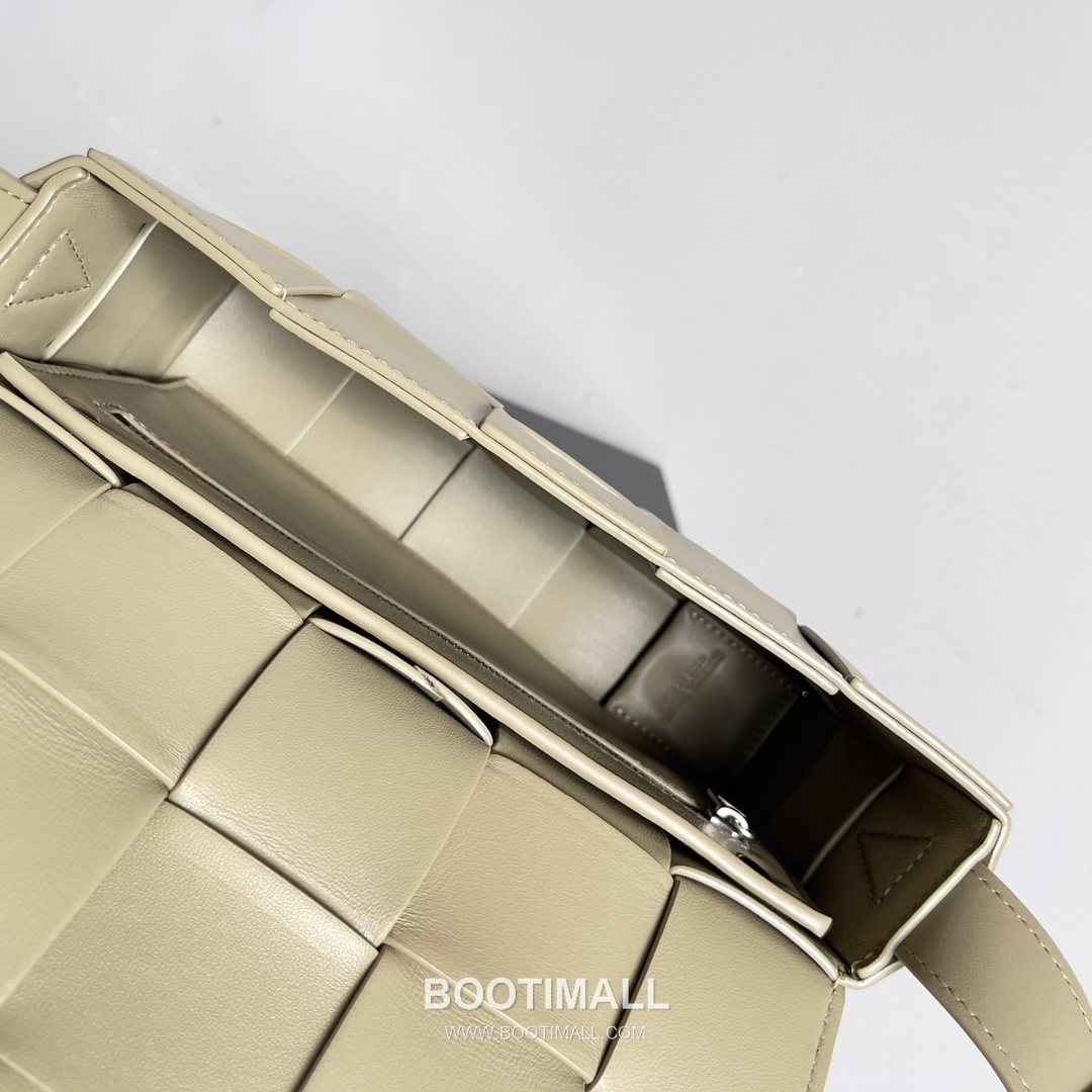 Bottega Veneta Cassette Bag Leather Brown Shoulder Bag 보테가베네타 카세트 백 레더 브라운 숄더백 23cm 7