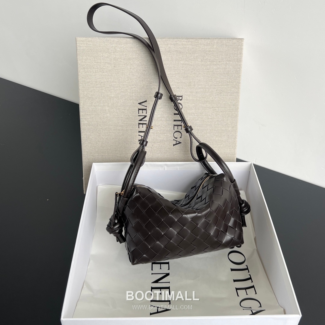Bottega Veneta Loop Camera Bag Intrecciato Leather Black Crossbody Bag 보테가 베네타 루프 카메라백 인트레치아토 레더 블랙 크로스백 19cm 1