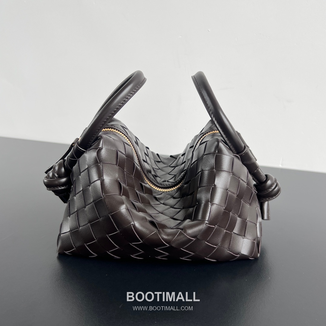 Bottega Veneta Loop Camera Bag Intrecciato Leather Black Crossbody Bag 보테가 베네타 루프 카메라백 인트레치아토 레더 블랙 크로스백 19cm 2