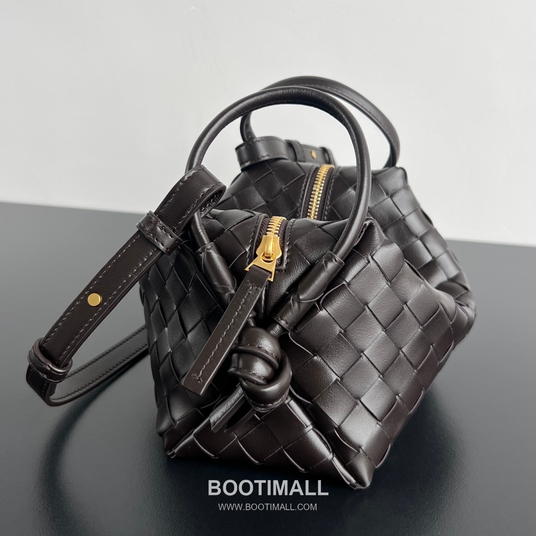 Bottega Veneta Loop Camera Bag Intrecciato Leather Black Crossbody Bag 보테가 베네타 루프 카메라백 인트레치아토 레더 블랙 크로스백 19cm 3