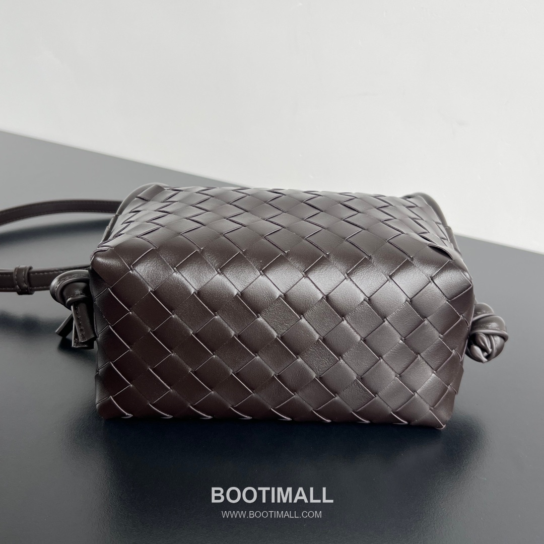 Bottega Veneta Loop Camera Bag Intrecciato Leather Black Crossbody Bag 보테가 베네타 루프 카메라백 인트레치아토 레더 블랙 크로스백 19cm 4