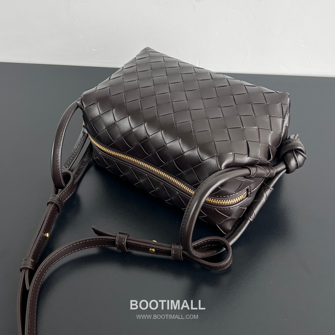 Bottega Veneta Loop Camera Bag Intrecciato Leather Black Crossbody Bag 보테가 베네타 루프 카메라백 인트레치아토 레더 블랙 크로스백 19cm 5