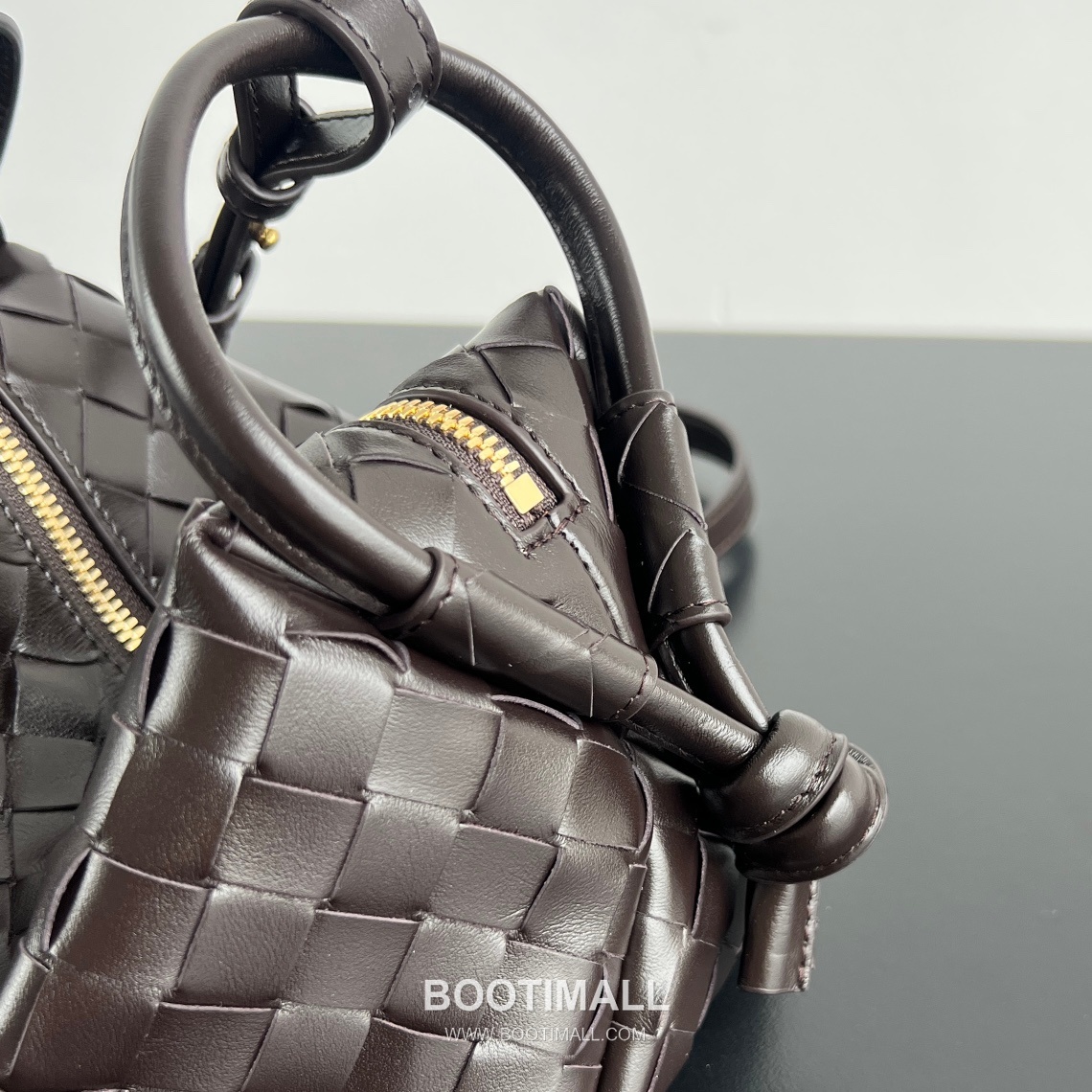 Bottega Veneta Loop Camera Bag Intrecciato Leather Black Crossbody Bag 보테가 베네타 루프 카메라백 인트레치아토 레더 블랙 크로스백 19cm 6