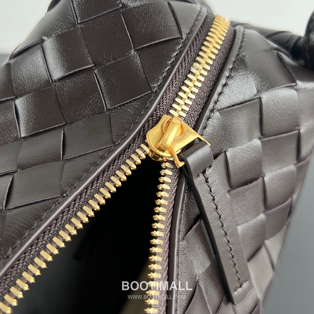 Bottega Veneta Loop Camera Bag Intrecciato Leather Black Crossbody Bag 보테가 베네타 루프 카메라백 인트레치아토 레더 블랙 크로스백 19cm 7