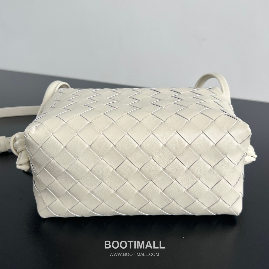 Bottega Veneta Loop Camera Bag Intrecciato Leather Black Crossbody Bag 보테가 베네타 루프 카메라백 인트레치아토 레더 블랙 크로스백 19cm 3