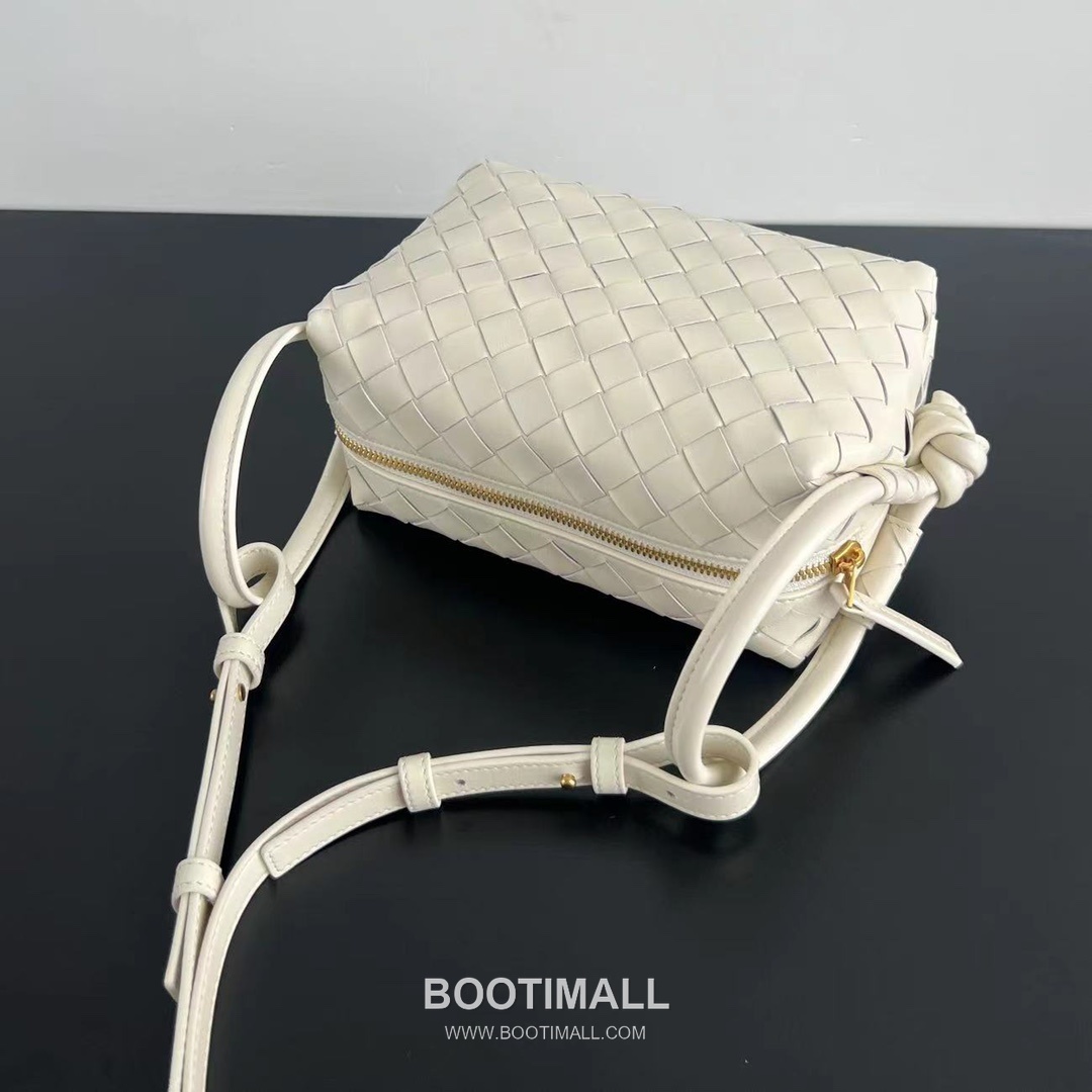 Bottega Veneta Loop Camera Bag Intrecciato Leather Black Crossbody Bag 보테가 베네타 루프 카메라백 인트레치아토 레더 블랙 크로스백 19cm 5