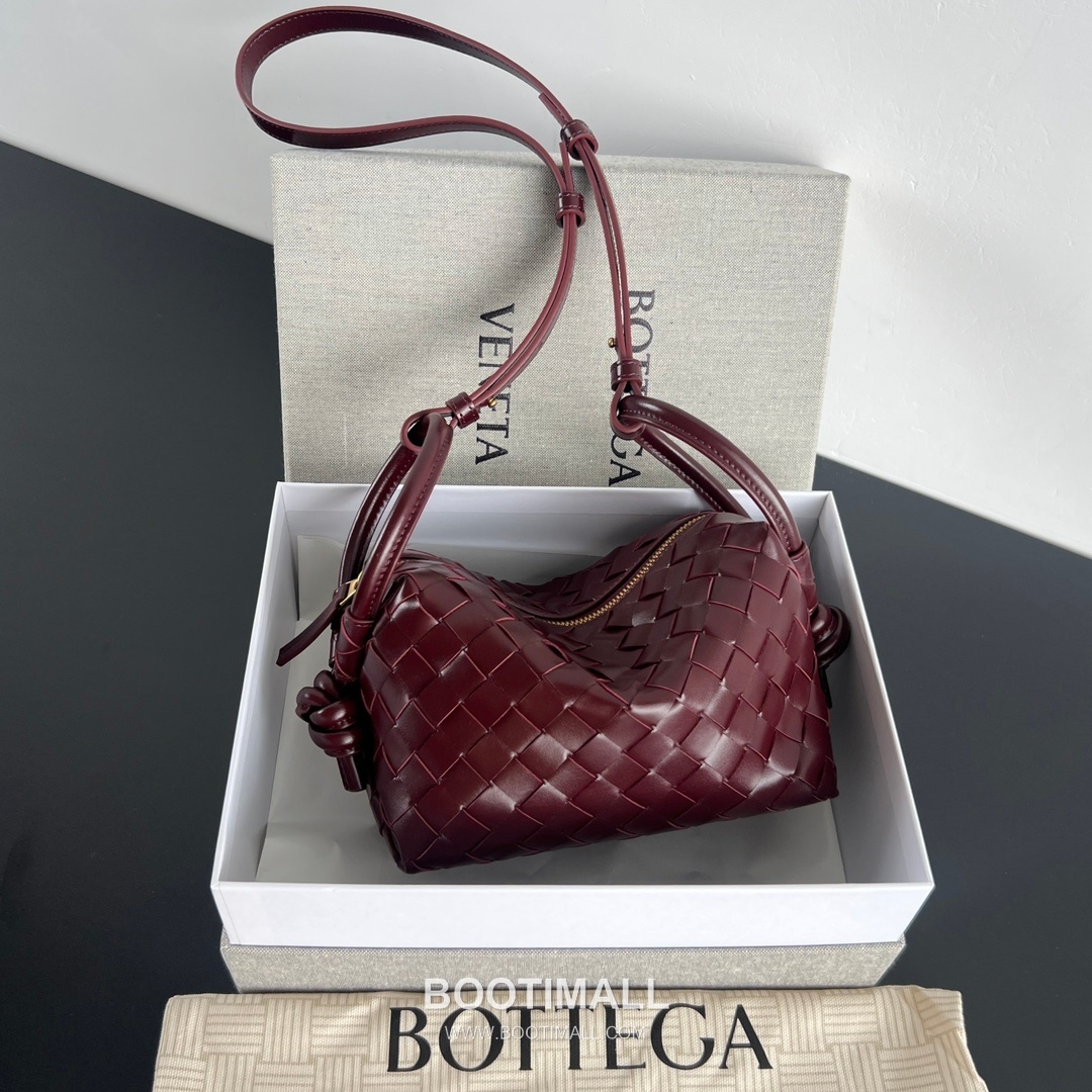 Bottega Veneta Loop Camera Bag Intrecciato Leather Black Crossbody Bag 보테가 베네타 루프 카메라백 인트레치아토 레더 블랙 크로스백 19cm 1