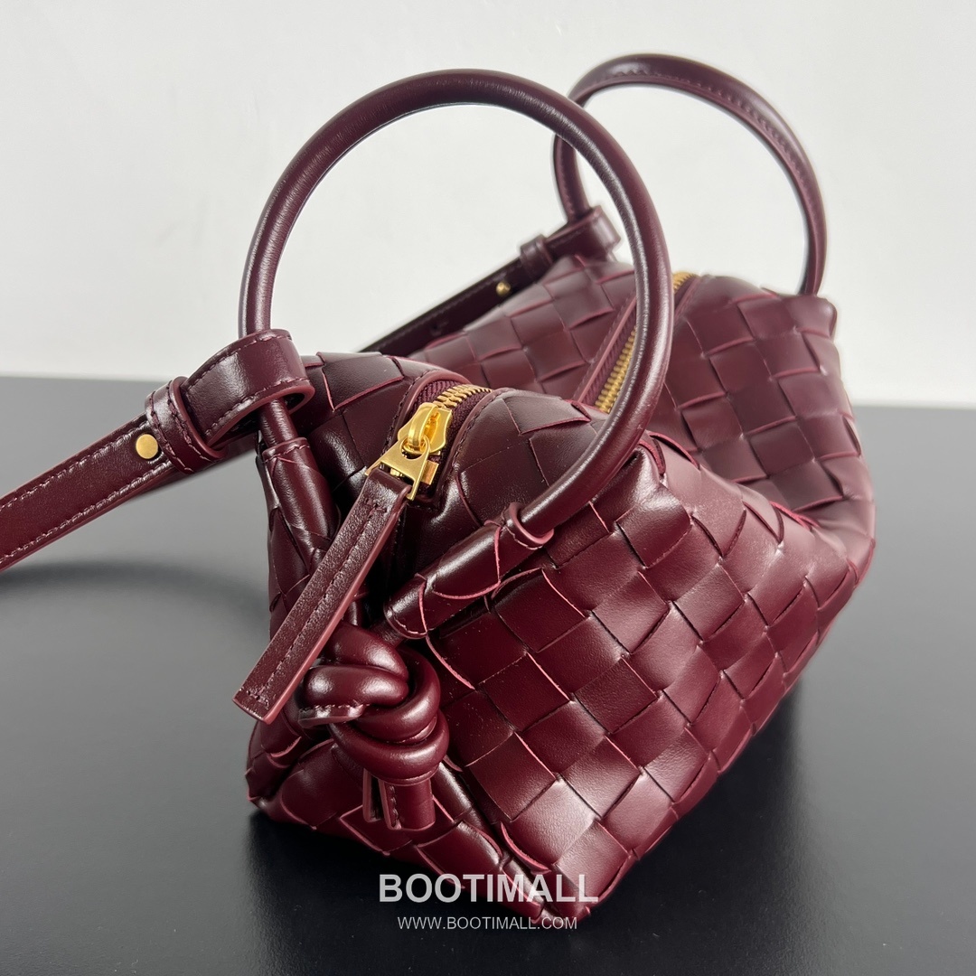 Bottega Veneta Loop Camera Bag Intrecciato Leather Black Crossbody Bag 보테가 베네타 루프 카메라백 인트레치아토 레더 블랙 크로스백 19cm 3