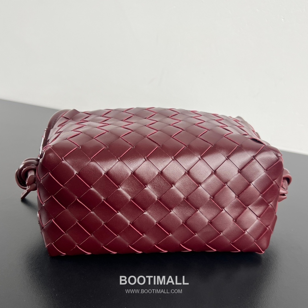 Bottega Veneta Loop Camera Bag Intrecciato Leather Black Crossbody Bag 보테가 베네타 루프 카메라백 인트레치아토 레더 블랙 크로스백 19cm 4