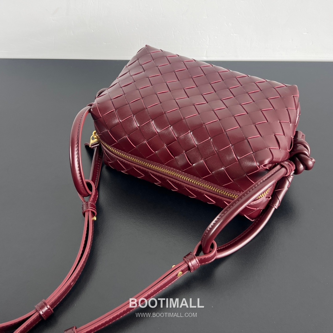 Bottega Veneta Loop Camera Bag Intrecciato Leather Black Crossbody Bag 보테가 베네타 루프 카메라백 인트레치아토 레더 블랙 크로스백 19cm 5
