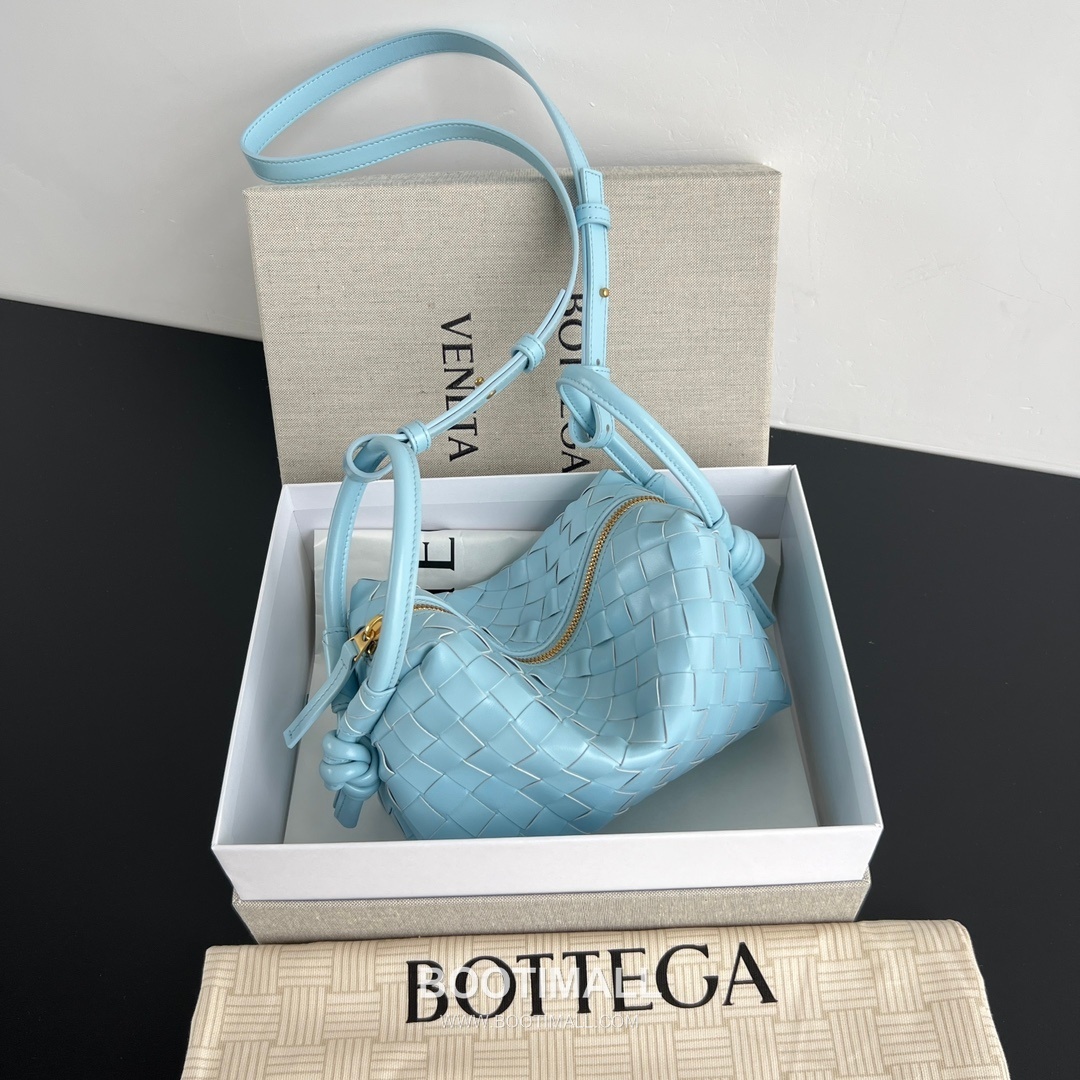 Bottega Veneta Loop Camera Bag Intrecciato Leather Black Crossbody Bag 보테가 베네타 루프 카메라백 인트레치아토 레더 블랙 크로스백 19cm 1