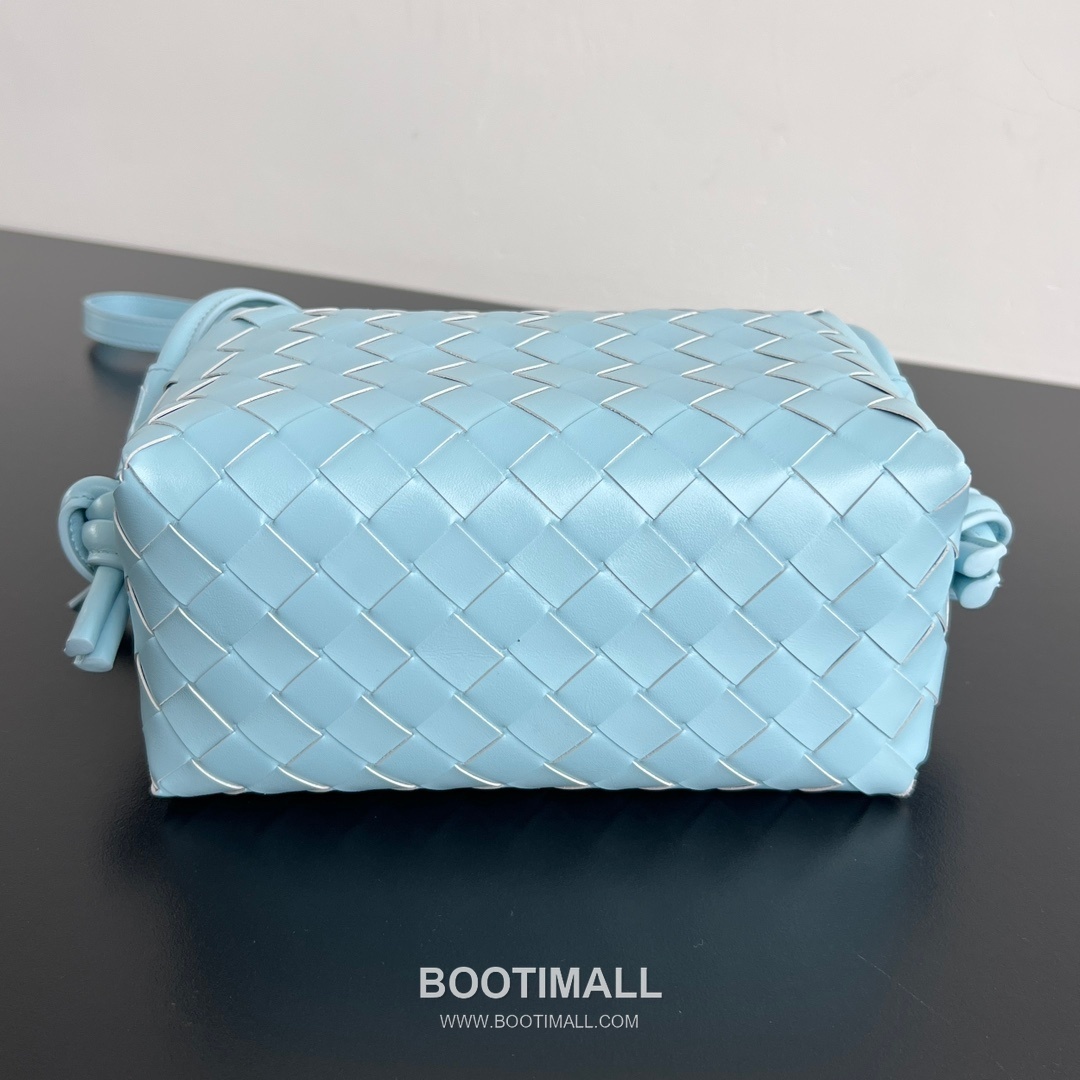 Bottega Veneta Loop Camera Bag Intrecciato Leather Black Crossbody Bag 보테가 베네타 루프 카메라백 인트레치아토 레더 블랙 크로스백 19cm 4