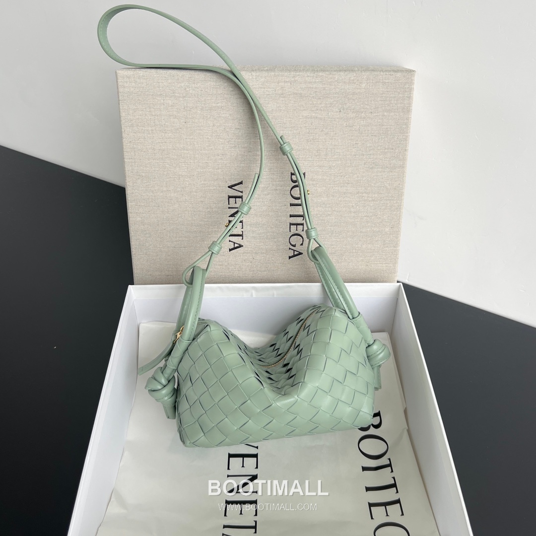 Bottega Veneta Loop Camera Bag Intrecciato Leather Black Crossbody Bag 보테가 베네타 루프 카메라백 인트레치아토 레더 블랙 크로스백 19cm 1