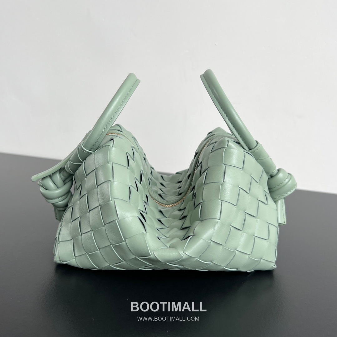 Bottega Veneta Loop Camera Bag Intrecciato Leather Black Crossbody Bag 보테가 베네타 루프 카메라백 인트레치아토 레더 블랙 크로스백 19cm 2