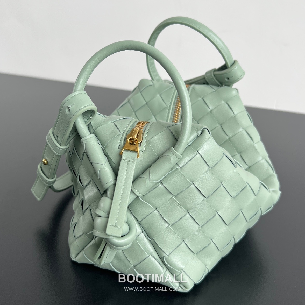 Bottega Veneta Loop Camera Bag Intrecciato Leather Black Crossbody Bag 보테가 베네타 루프 카메라백 인트레치아토 레더 블랙 크로스백 19cm 3