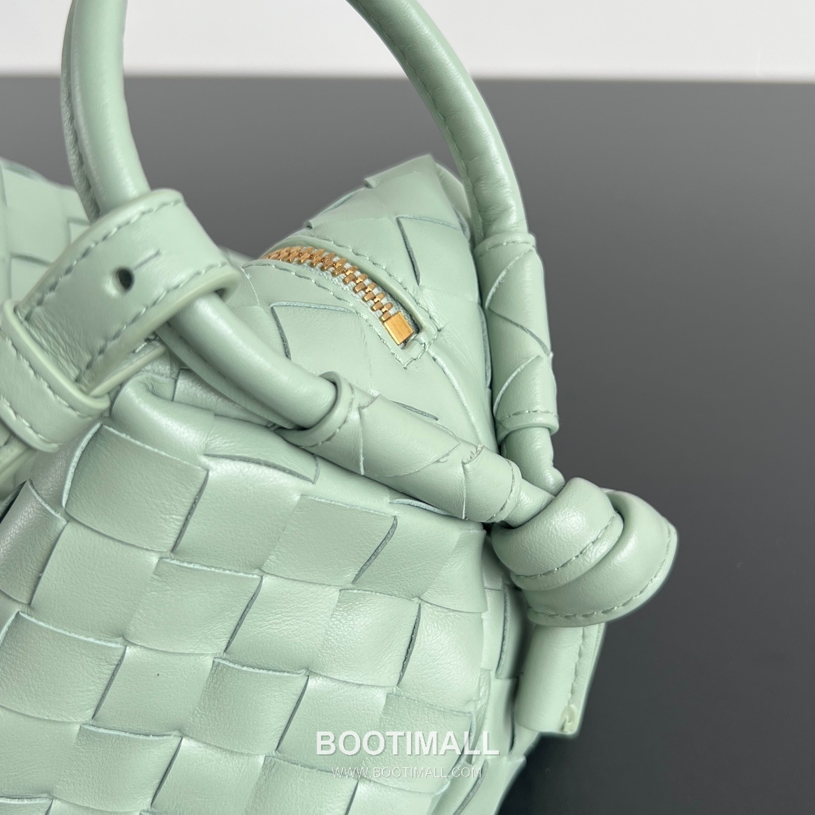 Bottega Veneta Loop Camera Bag Intrecciato Leather Black Crossbody Bag 보테가 베네타 루프 카메라백 인트레치아토 레더 블랙 크로스백 19cm 4