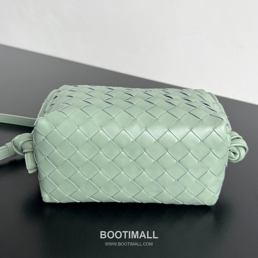 Bottega Veneta Loop Camera Bag Intrecciato Leather Black Crossbody Bag 보테가 베네타 루프 카메라백 인트레치아토 레더 블랙 크로스백 19cm 5