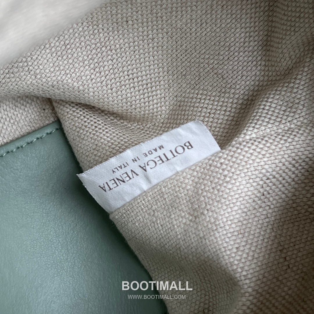 Bottega Veneta Loop Camera Bag Intrecciato Leather Black Crossbody Bag 보테가 베네타 루프 카메라백 인트레치아토 레더 블랙 크로스백 19cm 10