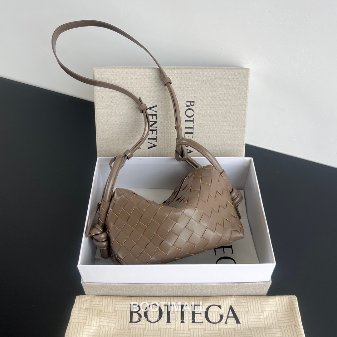 Bottega Veneta Loop Camera Bag Intrecciato Leather Black Crossbody Bag 보테가 베네타 루프 카메라백 인트레치아토 레더 블랙 크로스백 19cm 1